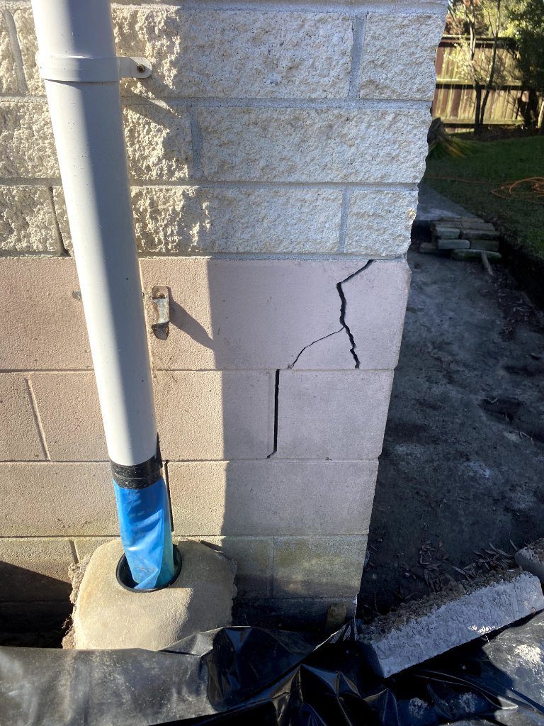 Displacement in the blockwork foundation corner